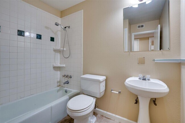 Building Photo - 500 E Riverside Dr