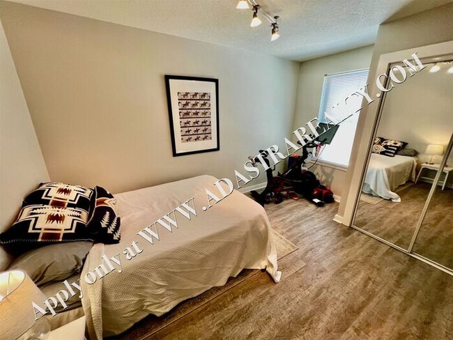 Building Photo - Beautiful 2 Bed 2.5 Bath Townhome Near The Plaza - Available NOW!!