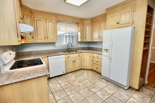 Building Photo - AVAILABLE EARLY MAY, Charming ranch home with front porch in Castle Heights!