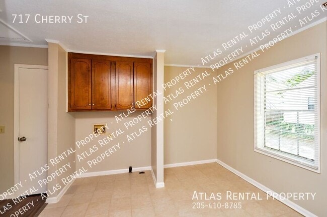 Building Photo - 717 Cherry St