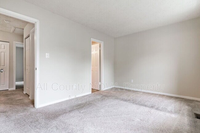 Building Photo - 17 Heather Ln