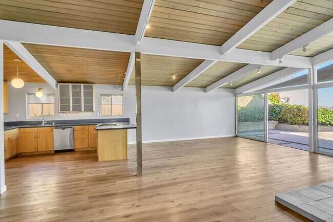 Building Photo - Single story view home overlooking Mission...