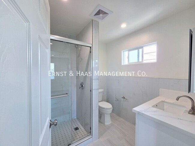 Building Photo - 1320 Lewis Ave