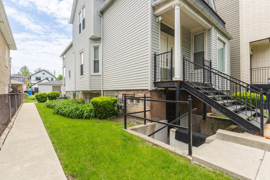 Building Photo - 2853 W Dickens Ave