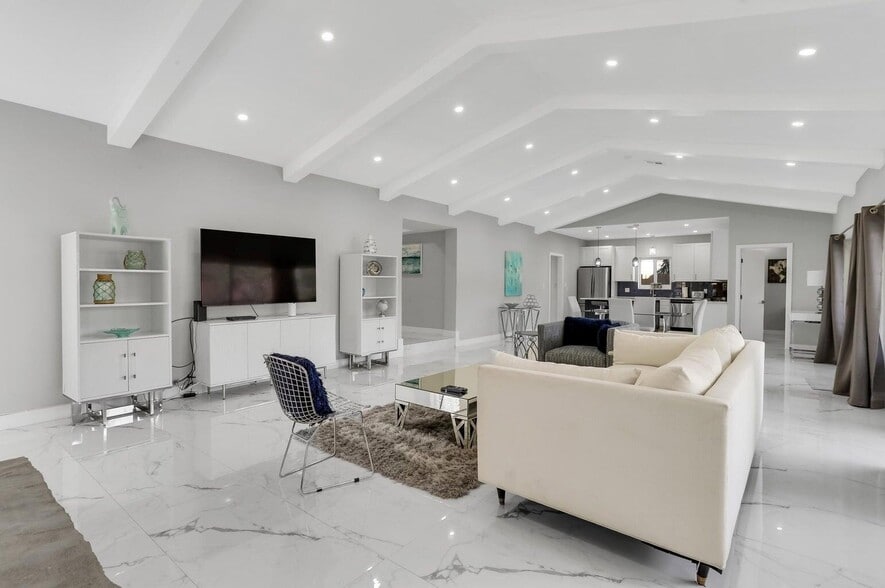 Building Photo - 2019 NE 14th Ct