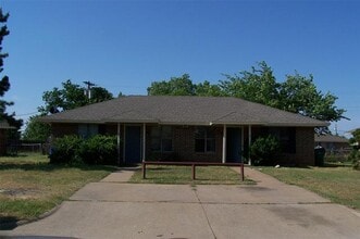 Building Photo - 80 Lori Dr