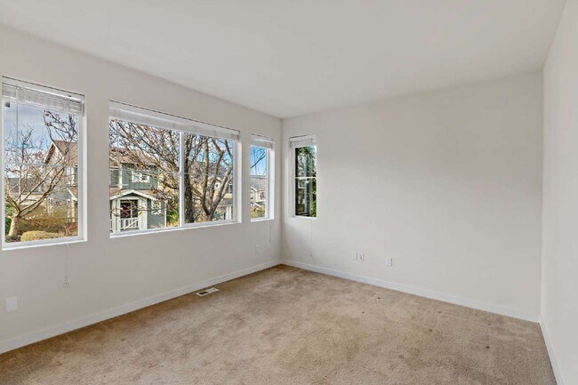 Building Photo - Enjoy this immaculate home in a park-like setting showcasing the beauty of the Issaquah Highland ...