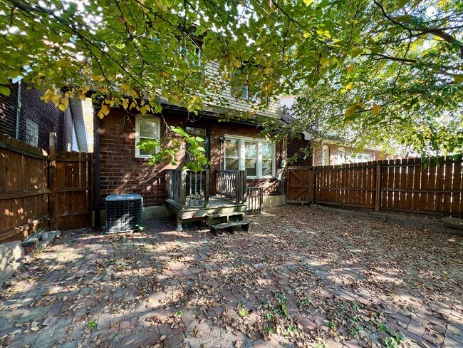 Building Photo - 6114 Columbia Ave