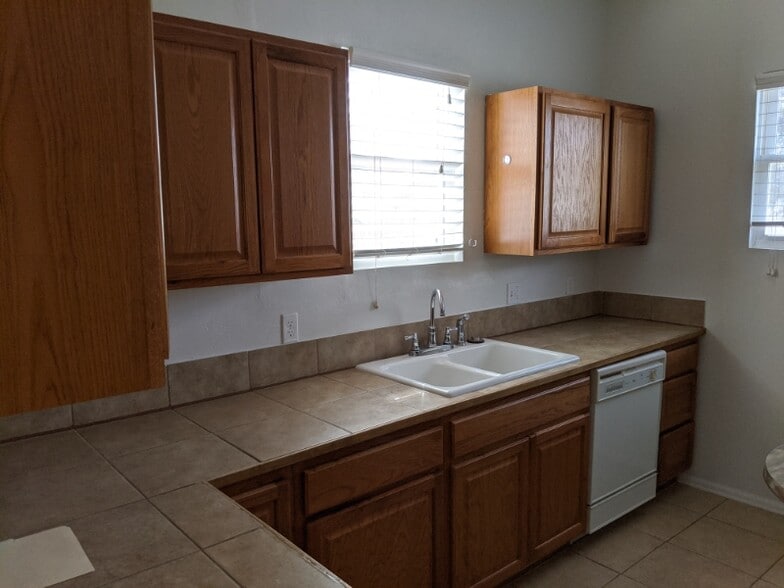 Building Photo - 721 Main St