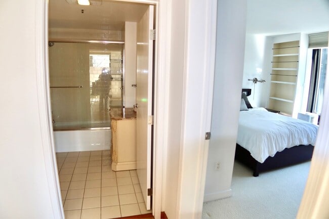 Building Photo - *New* 2 Bed & 2 Bath Condo in Fidi with Parking