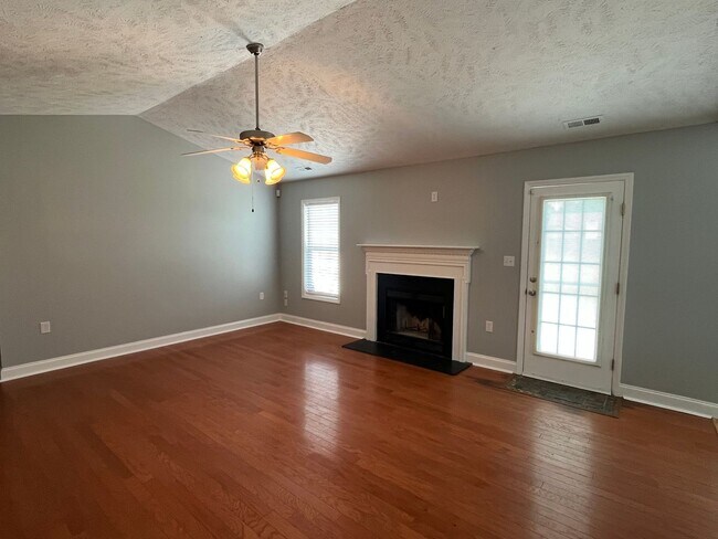 Building Photo - Charming 3 Bed, 2 Bath Plus Bonus Room in ...