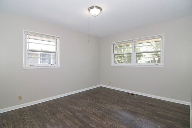 Building Photo - GREAT LAWRENCE TOWNSHIP HOME!