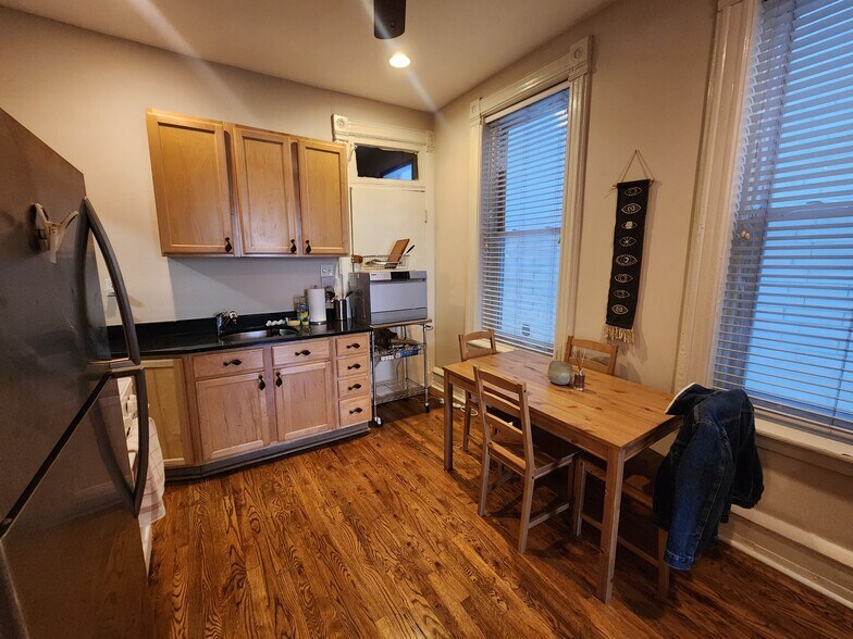 Building Photo - 1623 N Hermitage Ave