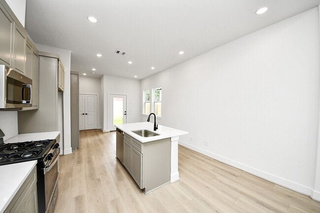 Building Photo - 4338 Avron Dr