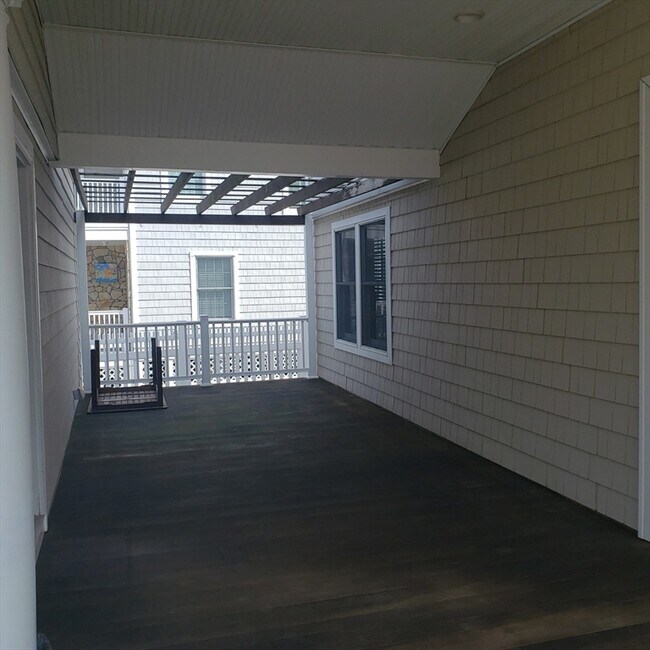 Building Photo - 398 B St