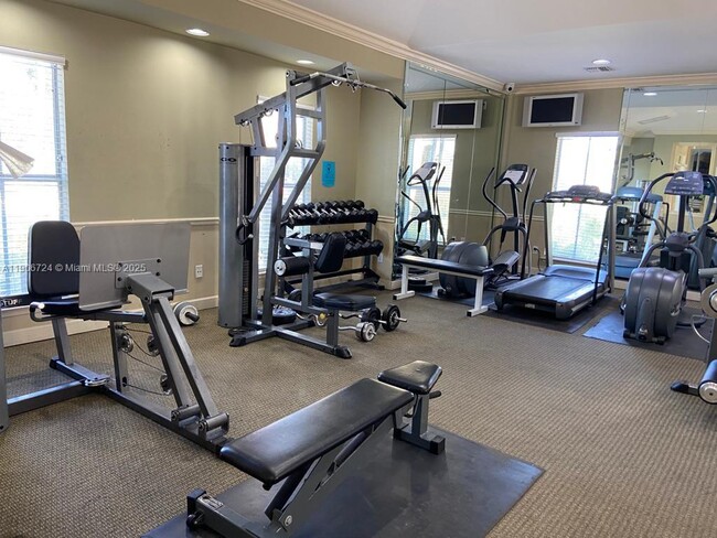 Building Photo - 977 Riverside Dr