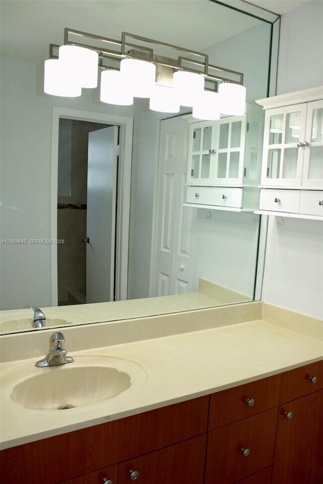Building Photo - 2728 W 74th St