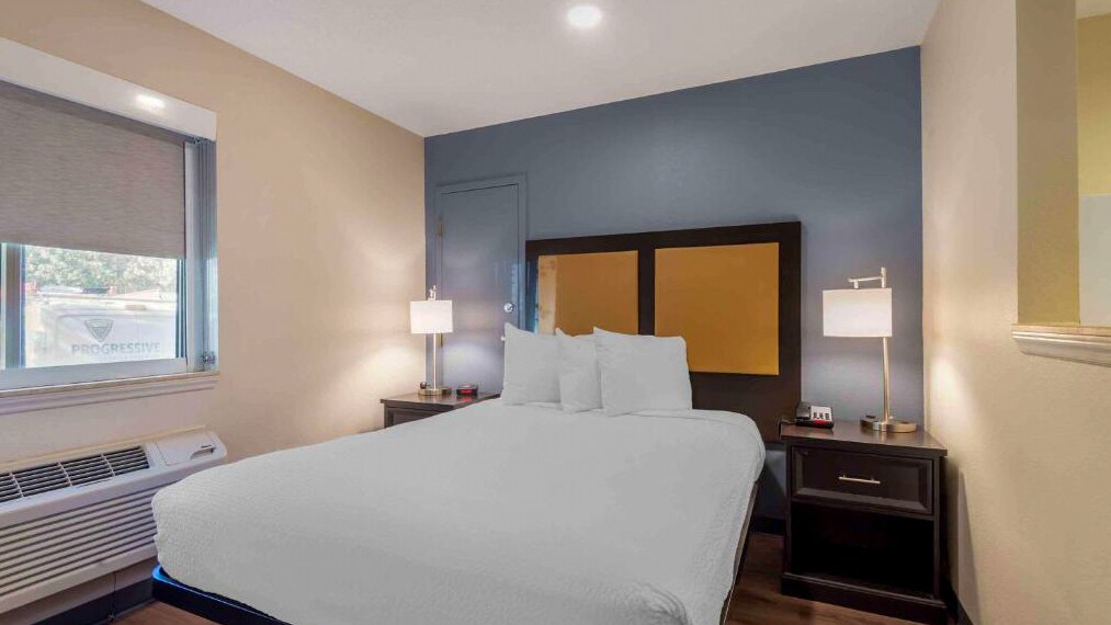 Building Photo - 5830 Westpark Dr