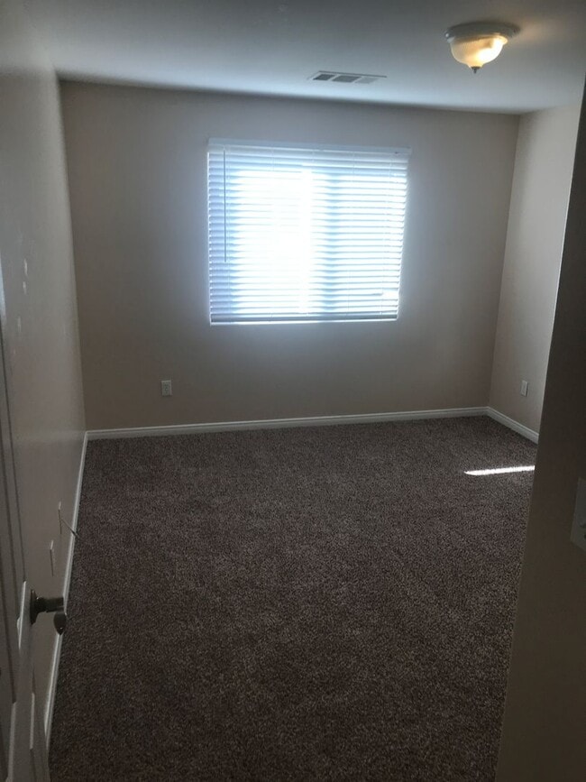 Building Photo - 4 bedroom, 2 bathroom home located near Stine Rd/ McKee Rd.