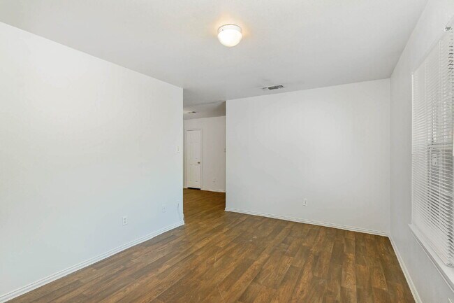 Building Photo - Comfort and Convenience of 3BD/2BA Duplex in Fort Worth!