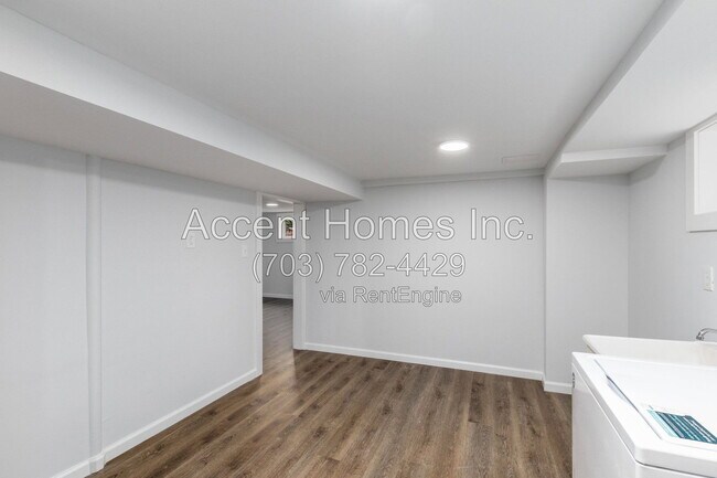 Building Photo - 8613 Kenilworth Dr