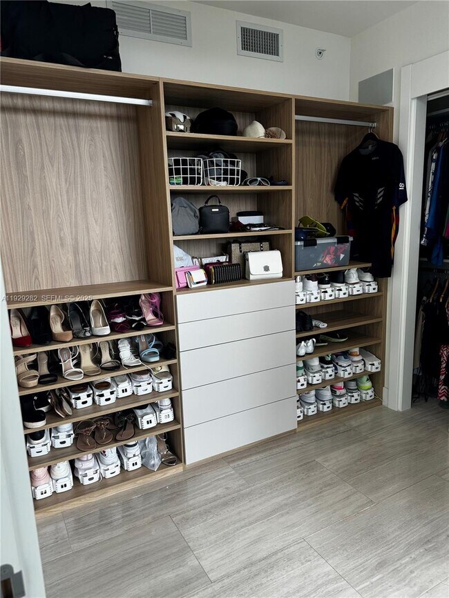 Building Photo - 1451 Brickell Ave