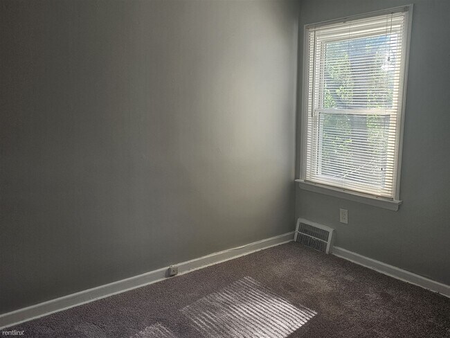 Building Photo - 2 br, 1 bath Duplex - 19735 Meyers Rd 1973...