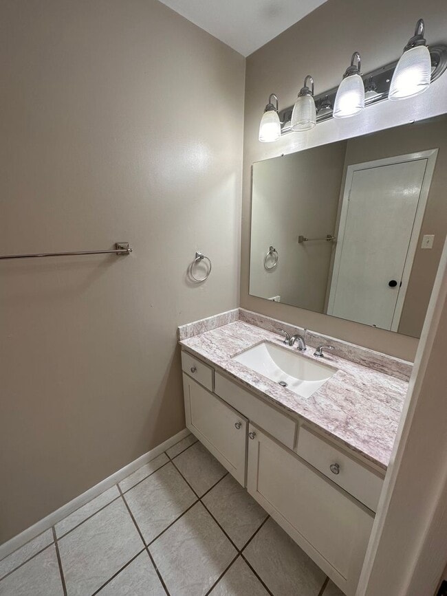 Building Photo - 424 Longmeadow Dr