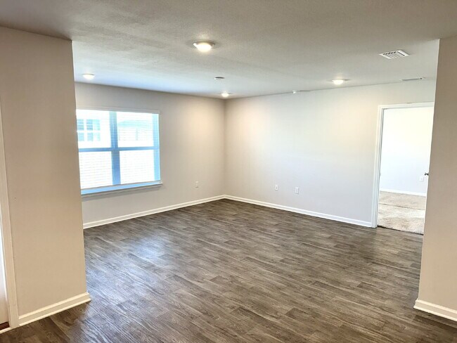 Building Photo - New rental in Brighton Oaks! Conveniently located off Hwy 231, this community conveniently close ...