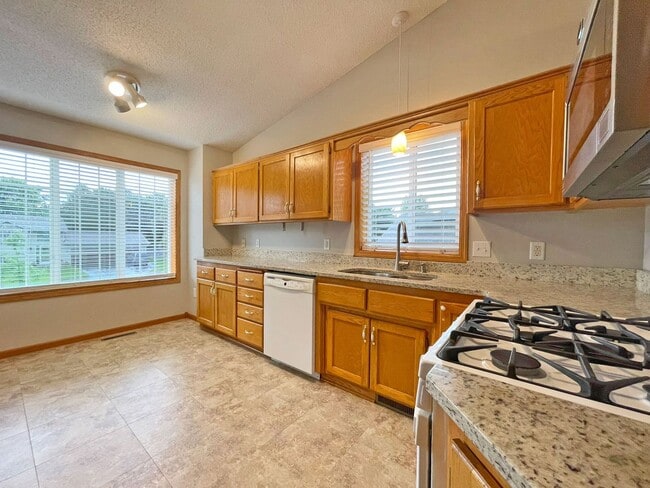 Building Photo - Sparkling Like New 3-Plus Bedroom with Vau...