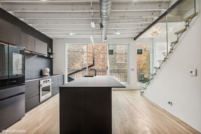 Building Photo - 2156 W Hubbard St