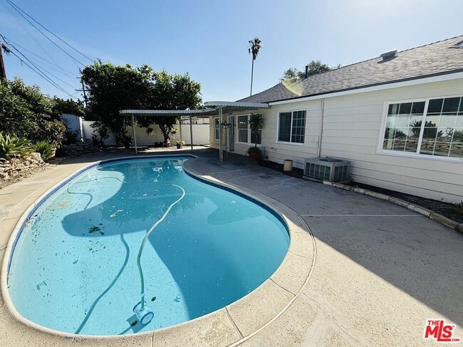 Building Photo - 17965 Cantara St