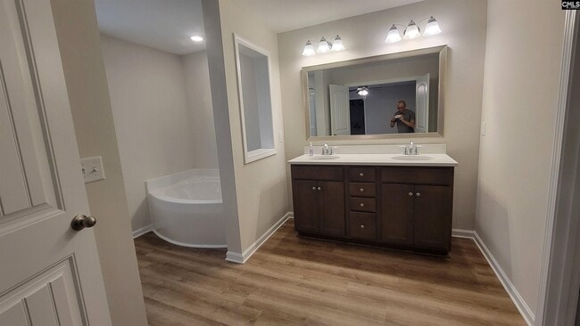 Building Photo - 735 Bustling Br Ln