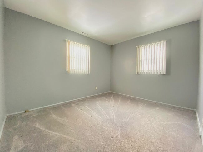 Building Photo - 3 Bedroom Home in Highland, IN