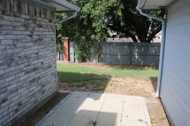 Building Photo - 4658 Essex Dr