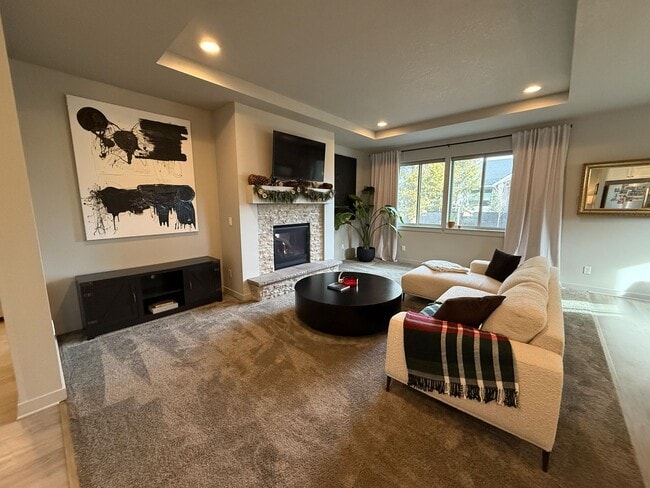 Building Photo - Immaculate 3-Bedroom Home with Open Layout in Crescent Creek