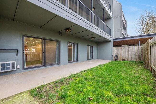 Building Photo - Sweet & Cozy 2 Bed 1 Bath condo available now! Lake Oswego - 1 Month Free