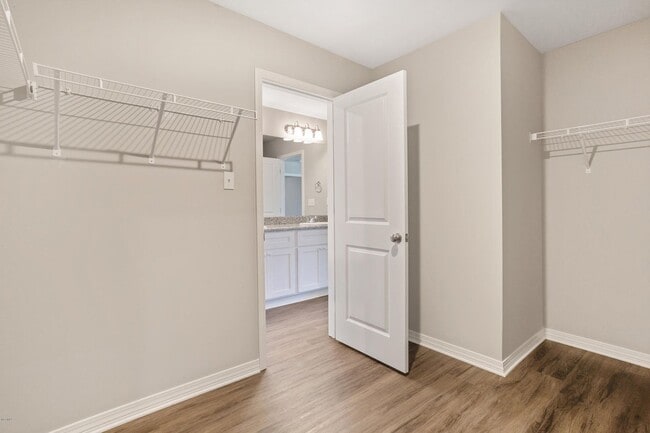 Building Photo - 3 BD 2 BA Split plan Home in the Ocean Spr...