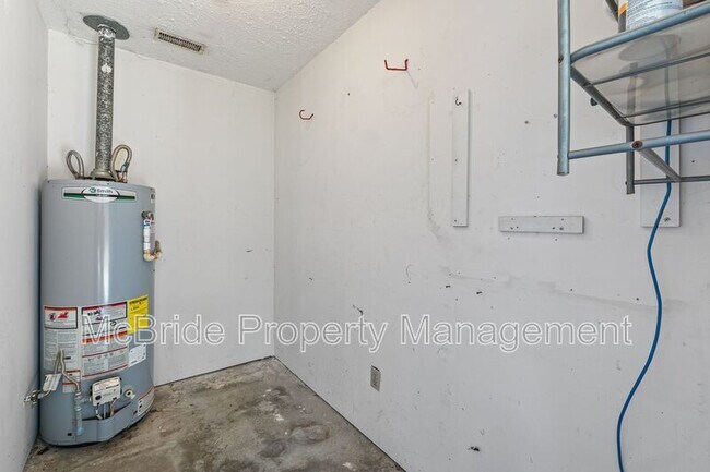 Building Photo - 4009 Royal Oaks Ct