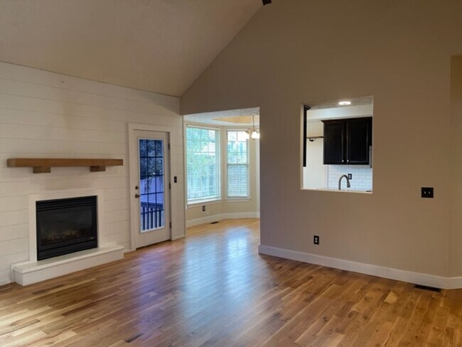 Building Photo - PRE-LEASING - 3 Bedroom in East Republic