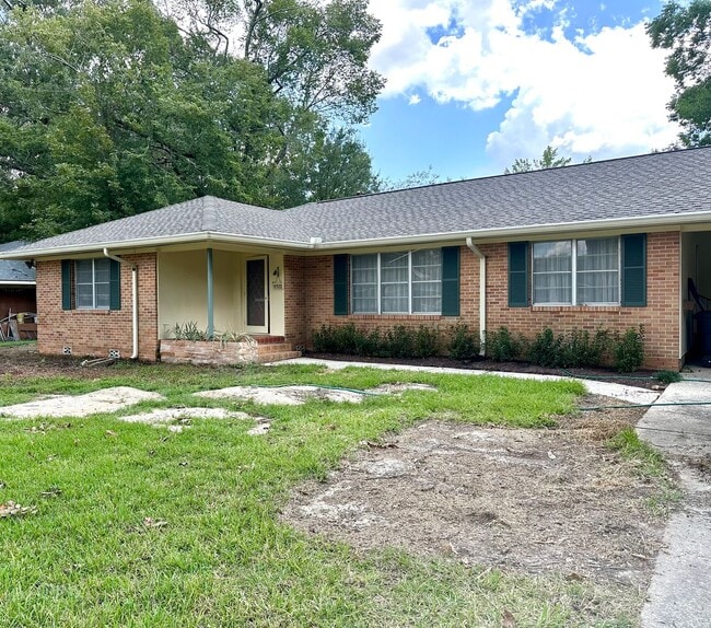 Building Photo - MOVE IN SPECIAL!!!! Charming 3-Bedroom, 2-Bathroom, 2,200 Sq. Ft. Home in Broadmoor Subdivision
