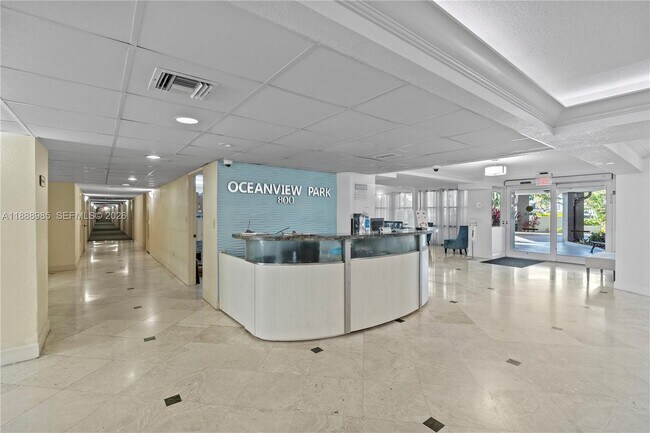 Building Photo - 800 Parkview Dr