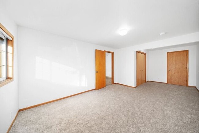 Building Photo - Spacious 3 bedroom 1.5 bath townhome Hillsboro!