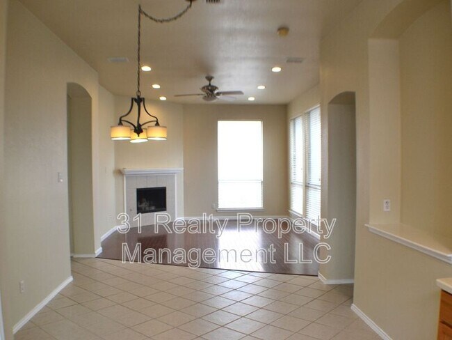 Building Photo - 1013 Clear Creek Dr