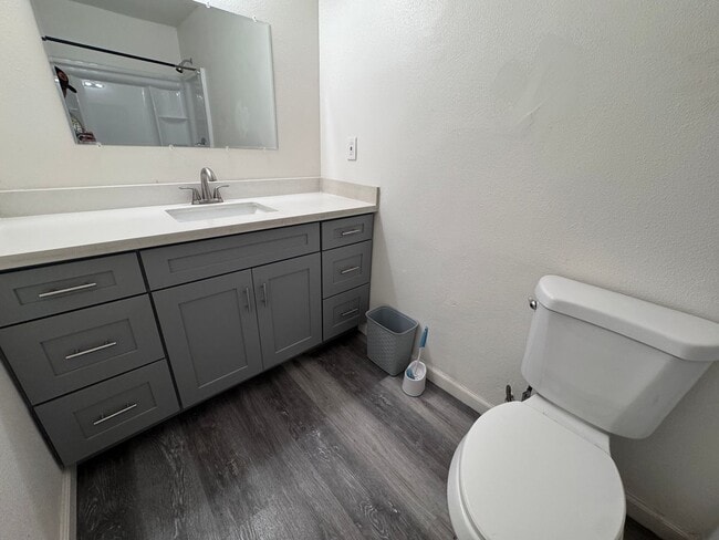 Building Photo - 3 Bedroom, 1 1/2 Bath, Spacious Yard