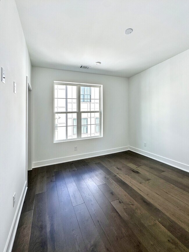 Building Photo - Luxury 2BR/2.5BA Townhome – Steps to Downt...