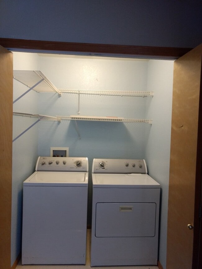 Building Photo - 3 Bedroom 2 Bath House in Thornton Available Now!