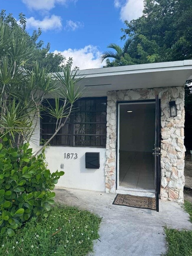 Building Photo - 3 bedroom in Miami FL 33142