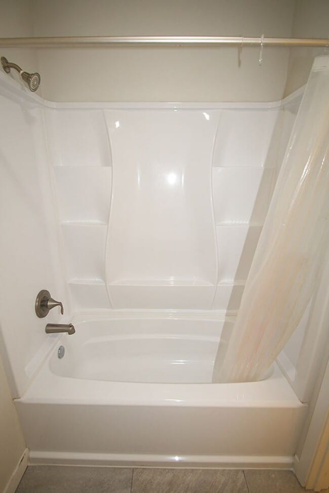 Building Photo - NEWER CONSTRUCTION 8 BEDROOM, 3 BATH HOME BY UW!