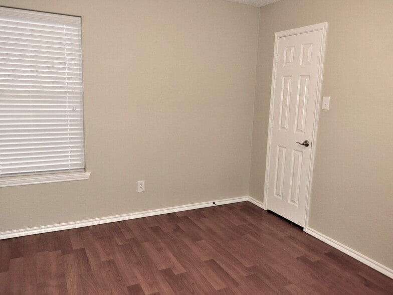 Building Photo - 641 Raven Dr